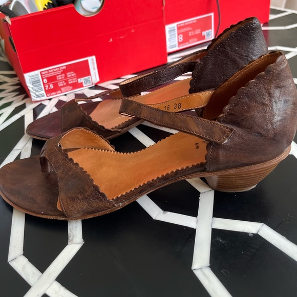 Think! Italian Brown Leather Kitten Heel Non Slip Sole Thong Ankle Strap Sandals - Picture 6 of 12